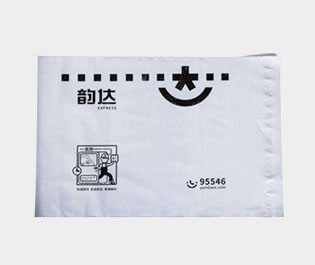 塑料快遞袋使用較多的是用聚乙烯材料做成，具有成本低，使用方便，防水性能好的特點。多用于運送文件、單據(jù)、資料、貨物等所包裝用的袋子。又稱為速遞袋、郵寄袋、快遞打包袋。體輕，富有彈性，有良好的抗沖擊性，無毒、無味、防潮、耐腐蝕，環(huán)保性較強，并且回收力度較大。