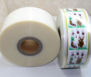 "食品復(fù)合膜是由PE等薄膜材料符合而成， 廣泛適用于包裝、食品、藥品等產(chǎn)品，具有環(huán)保、無臭無異味、熱封性能好、阻隔性好、遮光性強、耐油、強度高等特點。"