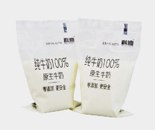 牛奶包裝袋是由三層或兩層共擠吹膜機生產(chǎn)而成。 成品膜印刷效果好，保香阻氧，安全衛(wèi)生，低碳環(huán)保，耐擠壓刺穿性強。