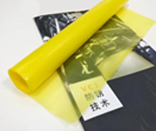 本公司采用三層共擠吹膜機，由內(nèi)層模體、中層模體、外層膜體組成，分別將三層共擠的膜體配方進行配比，配三種不同屬性的合金擠出機，配套合適的高精度模具和德系風環(huán)，均勻混合擠出，一次性吹制的薄膜。本公司設(shè)備吹制的防銹膜在不破損的情況下，使用壽命長，防銹能力強，成本低等特點。